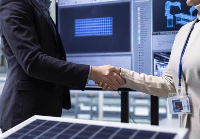 manager-shaking-hands-with-investor-securing-funding-close-up_s manager-shaking-hands-with-investor-securing-funding-close-up_s